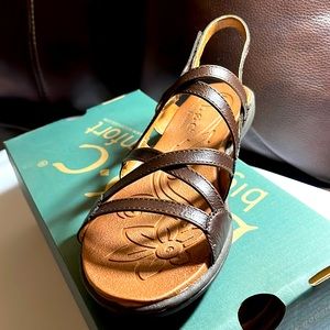 New Women BOC Althea Dark Brown Sandals size 8- New with Box